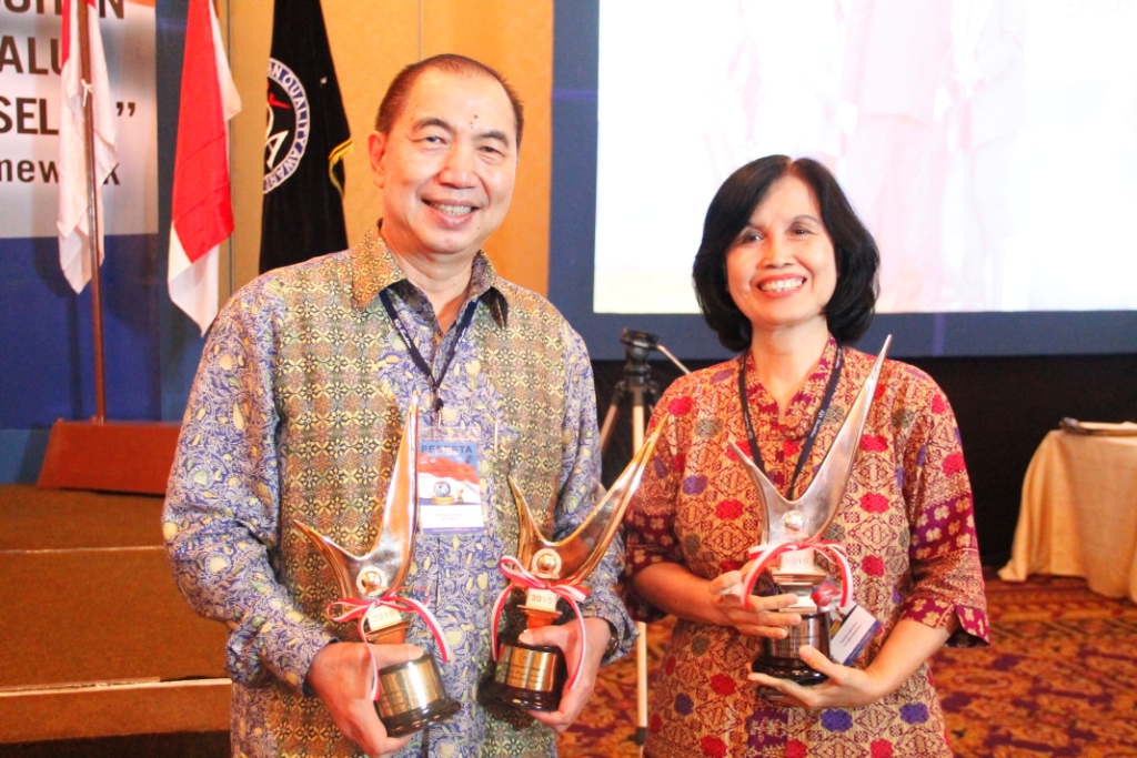 Bapak Ir. Bernard Gunawan - CEO Bina Nusantara dan Ibu Dr. Dra Ienneke Indra Dewi, S.Th, M.Hum - QMC Manager sekaligus Ketua Champion Team Malcolm Baldrige (IQA 2015)